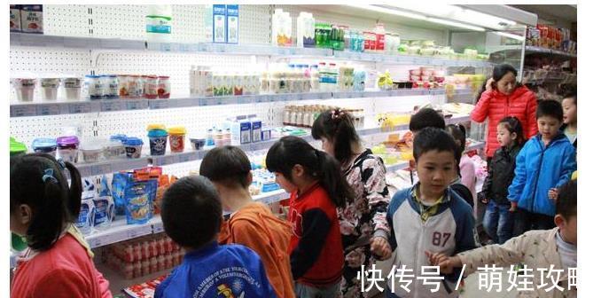 超市|娃在超市拿了一颗葡萄，员工竟破口大骂，母亲的回复让人佩服！