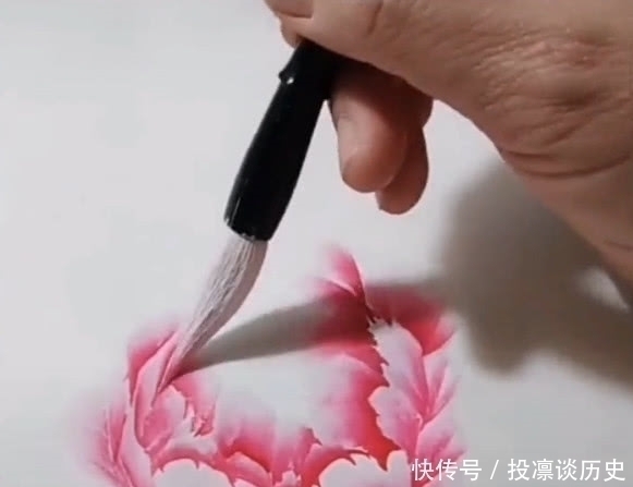 画笔$美术生画牡丹,随意的几笔就完成了,网友:传说中的国色天香
