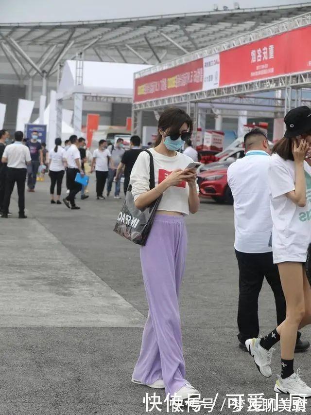 牛仔短裤|时尚:呢子外套搭配黑色裤子,散发着优雅的气息,时尚且成熟