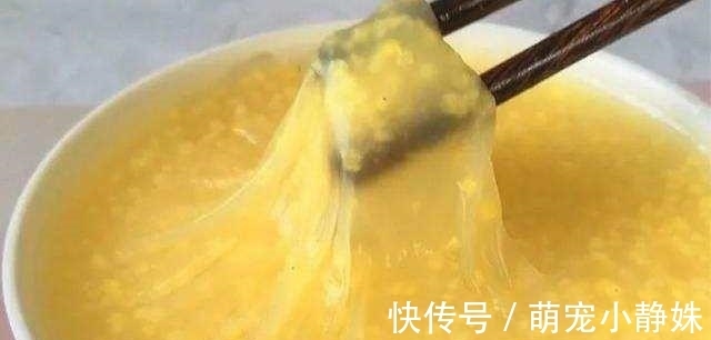 熬小米粥时，记住不要直接加水煮，诀窍告诉你，米粥香浓、出油多