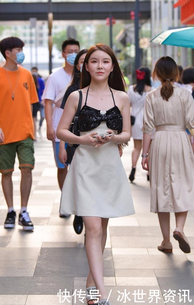 女人|熟龄女人穿连衣裙，不要太花哨，简约风格的吊带裙穿出轻熟气质