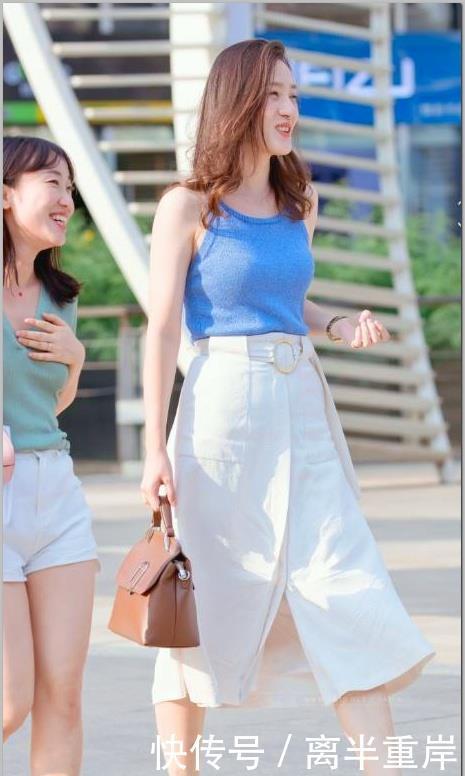 蓝色|街拍穿蓝色露背背心的美女,身材漂亮妩媚,倩影真好看呀