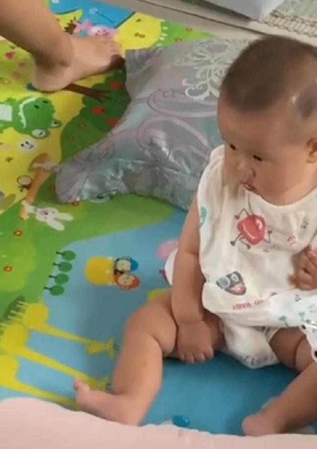 宝妈|小姨带娃的路子有多野看完这几张图,网友这届小姨跟宝宝有仇