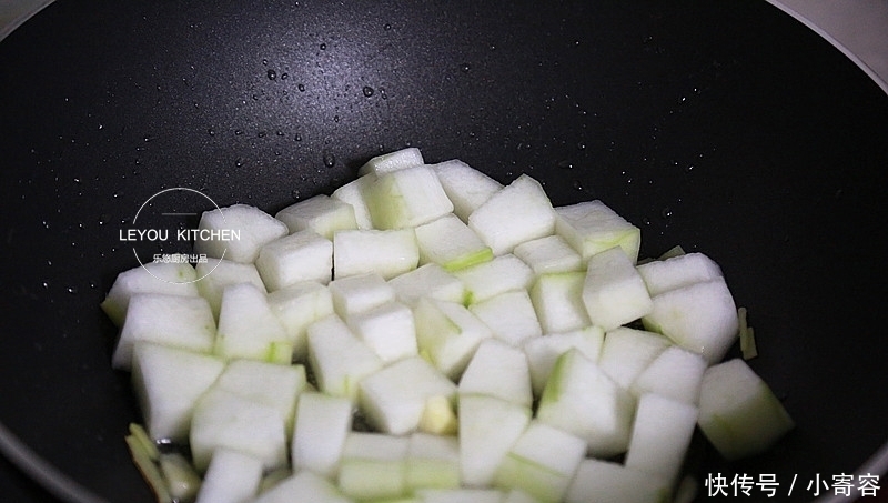 冬瓜|冬瓜和豆腐一起烩,成本不到5块钱,减肥时多吃,大肚腩越来越小