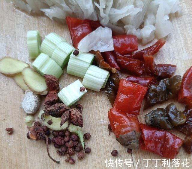 泡椒|酸包菜烧肉片,香而不腻,解馋下饭!