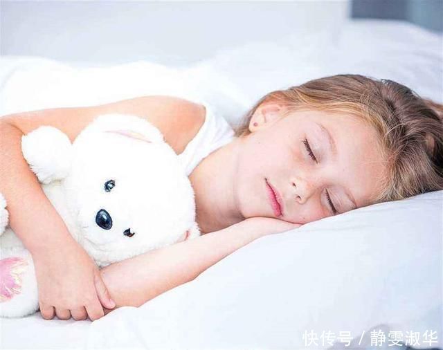 监护人|“睡着的小朋友请举手”，老师套路萌娃，孩子的反应让老师笑翻