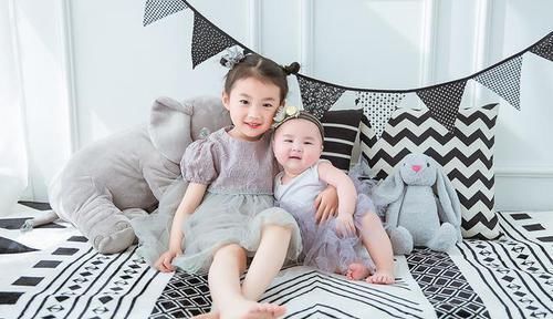 父母|哥哥开学后,弟弟“花式”想哥哥,宝妈:忘记他是怎么揍你的了?