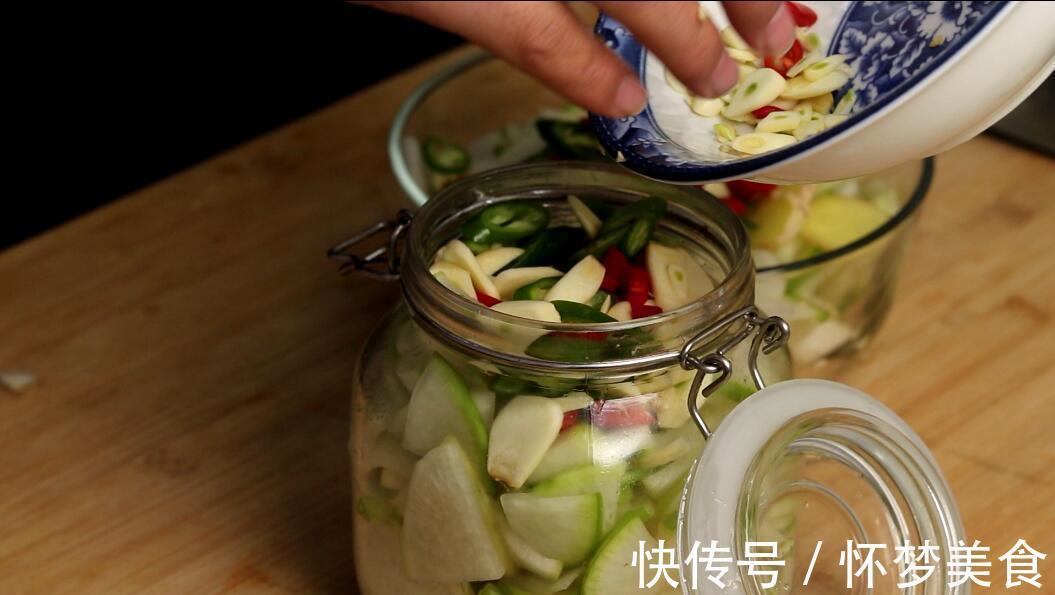 腌萝卜时，不要只会加盐，大厨教你正确做法，脆爽下饭，太香了