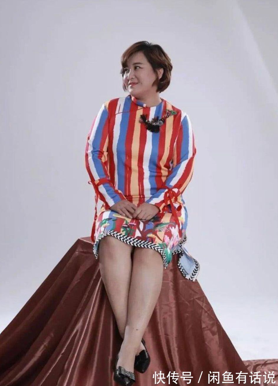 旗袍造型 贾玲胖得坦荡荡,挑战“彩色旗袍”还挺有韵味,骨子里的自信真美