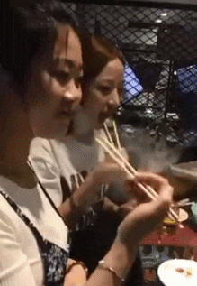 |搞笑GIF趣图:突如其来的自行车,差点闪了我的腰