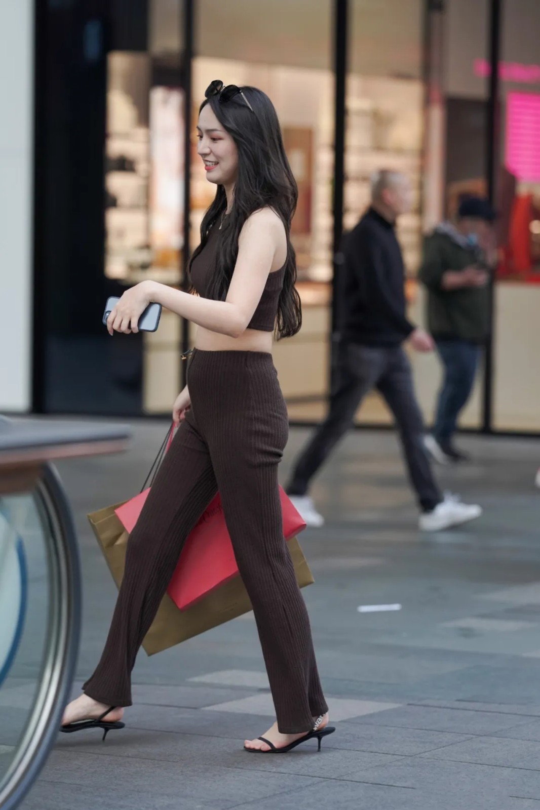 紧身裤 格外养眼又御姐范十足的穿搭,充满活力和魅力,散发出耀眼的光芒