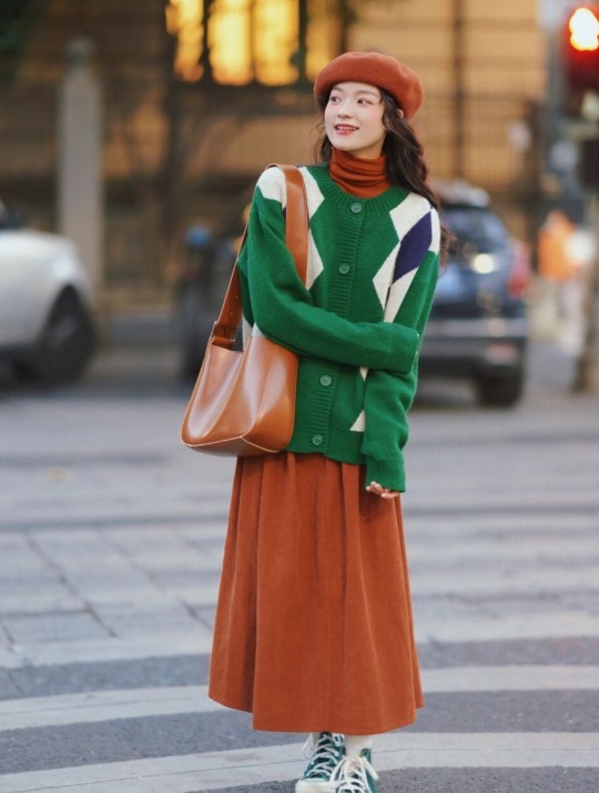 格纹 “针织衫+半裙”才是今冬最火穿搭,简约大方又时髦,照穿准没错
