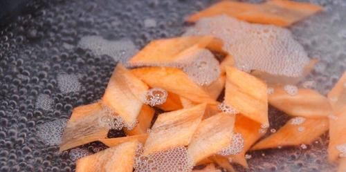 春天吃什么？教你一招，炒出来的猪肉嫩嫩滑滑，一点都不老