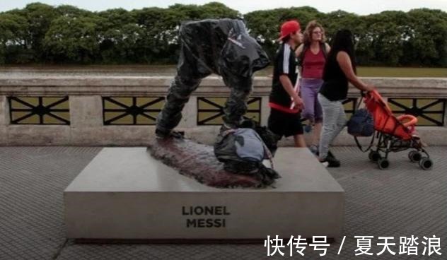 罗纳尔多|C罗雕像黑历史丑到爆+尴尬凸起,沦为全球笑柄,梅西也曾躺枪