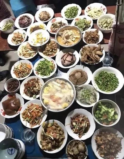 实拍15个普通家庭的年夜饭，比比谁家的年味最浓