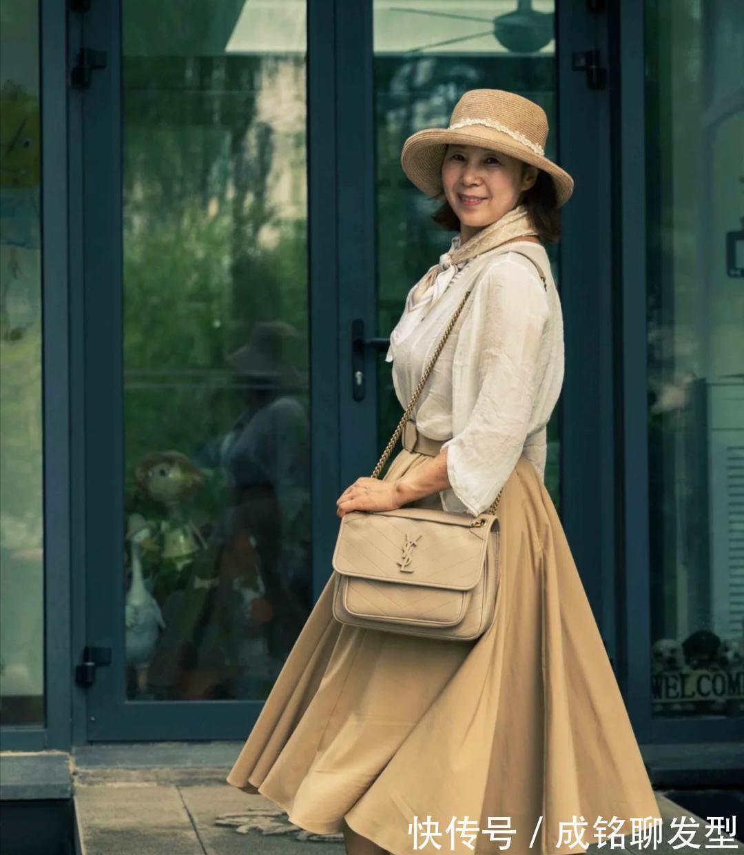 色彩|这位65岁奶奶的穿搭真养眼,端庄优雅不做作,时尚感不输年轻人