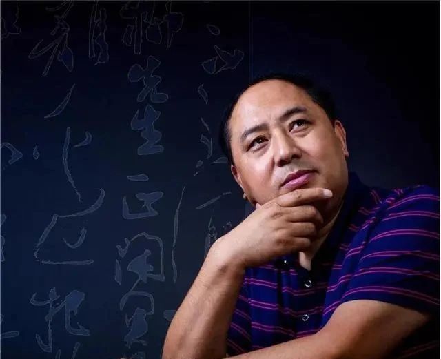 他连续斩获了三四五六届兰亭奖,其草书大气磅礴,楷书端正稳重