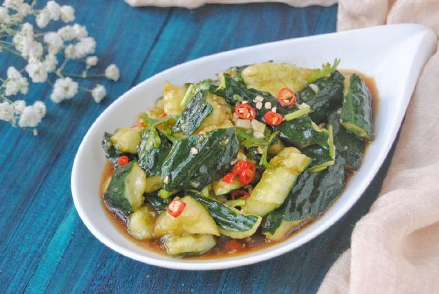 美食分享:小鸡炖蘑菇、手拍黄瓜、玉米豆沙卷的做法