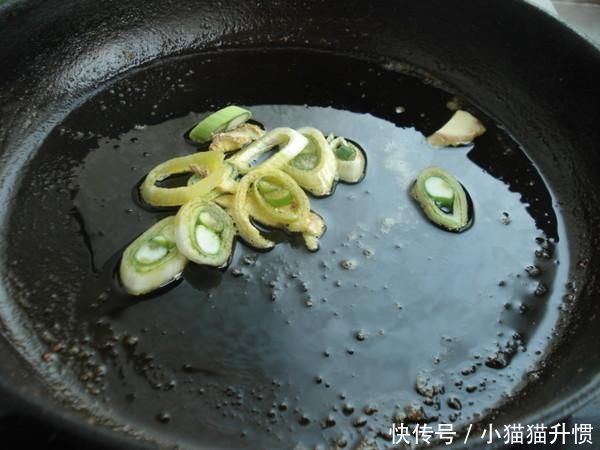 吃鱼经常卡喉咙,别只会喝醋了,学会这一招,让鱼刺自己出来!