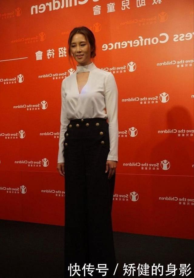 小姐姐|路人街拍,背心搭配一件半身裙,显得很有型