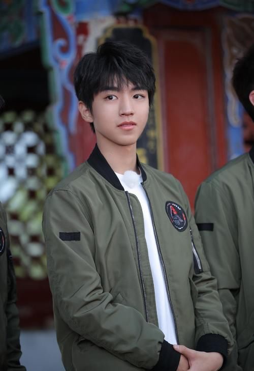 王俊凯|粉丝发布《高能少年团》时期王俊凯路透，粉丝称：想念一些十八岁