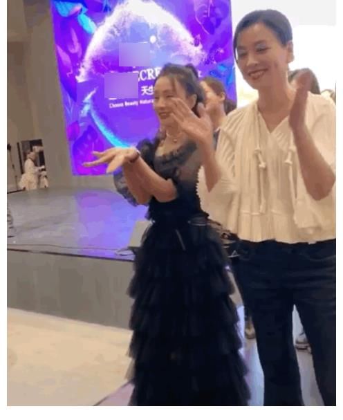 大場面|陶虹張庭林瑞陽年會變大型愛國現場，全員手舉國旗：我愛我的祖國！