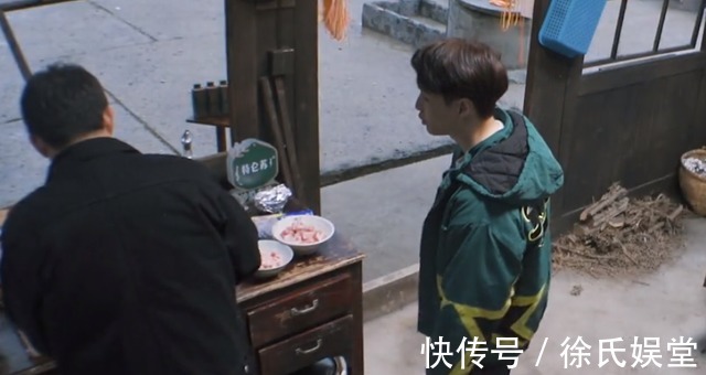 蘑菇|张艺兴秀厨艺让黄磊侧目,做了一桌好菜,为了身材却粒米不沾