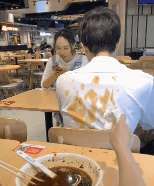 |搞笑GIF： 你可能永远不知道 长发女孩脸到底能有多大