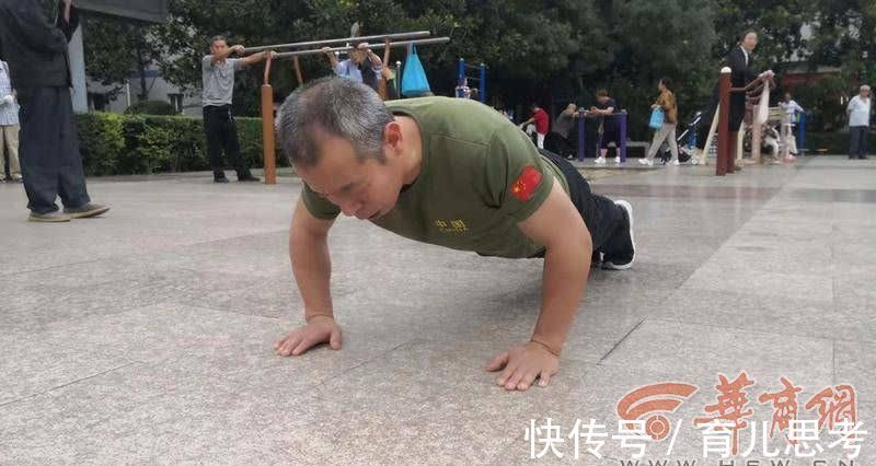 广场|西安平均年龄50岁的“老小伙”相聚广场健身每人都有拿手动作