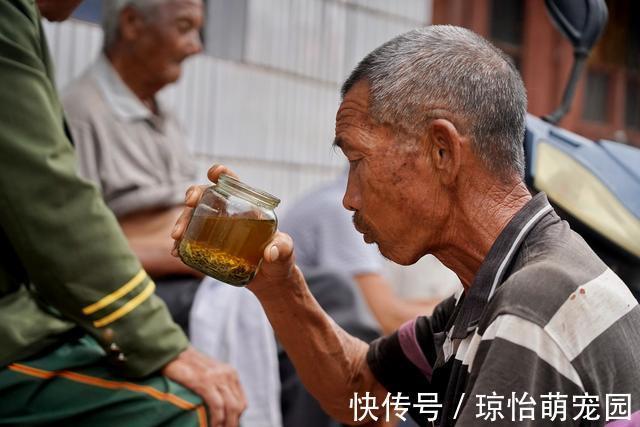 中国历史|72岁奶奶用罐头瓶卖茶水，一些老人花1元坐一天，就为摆脱寂寞