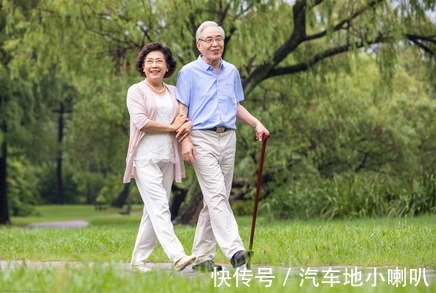 骑自行车|60岁大爷膝关节炎后，每天这样做，膝盖慢慢不疼了