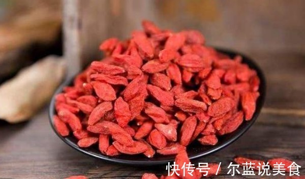 好处|每天睡前吃几粒枸杞,坚持一个月后,除了降压降糖,还有3大好处