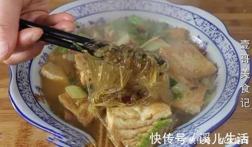 豆腐块|白菜别再直接炒了，加1块豆腐，比吃肉还过瘾，上桌连汤汁都不剩