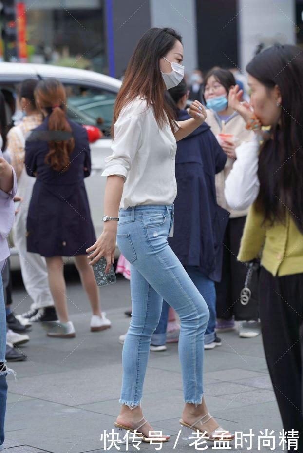 范儿|街拍:衬衫搭配浅色牛仔裤,轻松穿出知性女神范儿