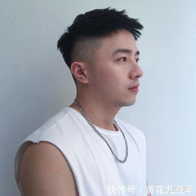 男生“两边剃光,中间留长”的发型,这4款很帅气,不要剪错了