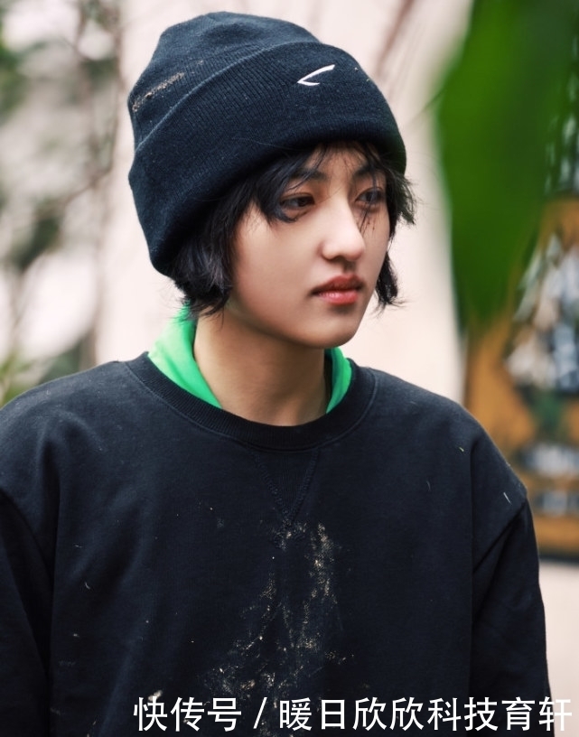 张子枫种树被嘲“划水”,谁注意她衣角上痕迹,是对男嘉宾的尊重