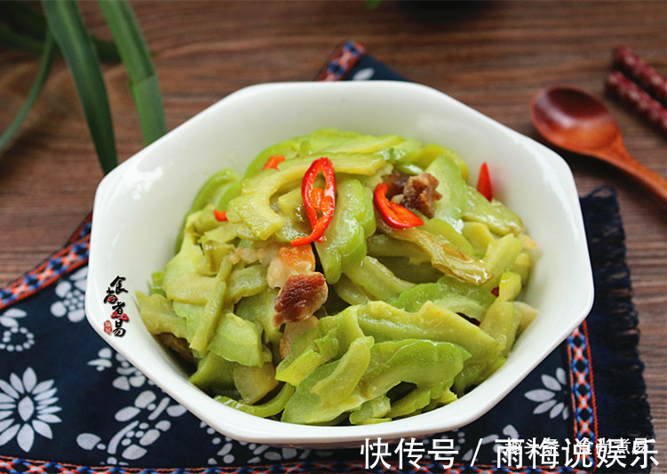 苦瓜这食材,很多人不爱,这样炒,软嫩甘甜,清热解毒减脂肪