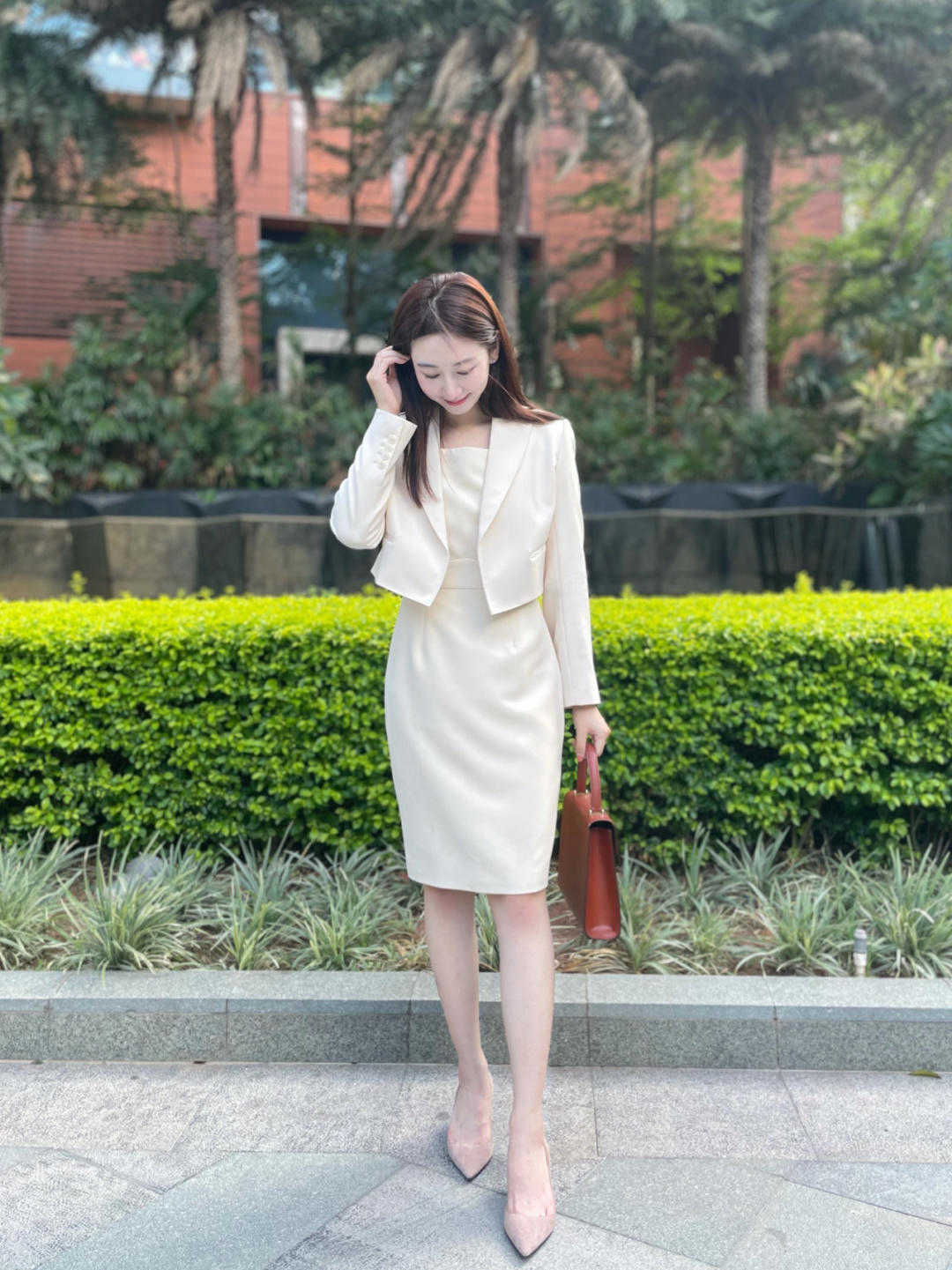 西装|基础款怎么穿出高级感?短款西装配连衣裙优雅温柔,显瘦又时髦