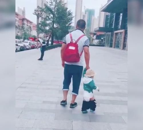 裤子|亲爸带娃逛街，娃的裤子始终没机会提上去，网友回家肯定跪榴莲