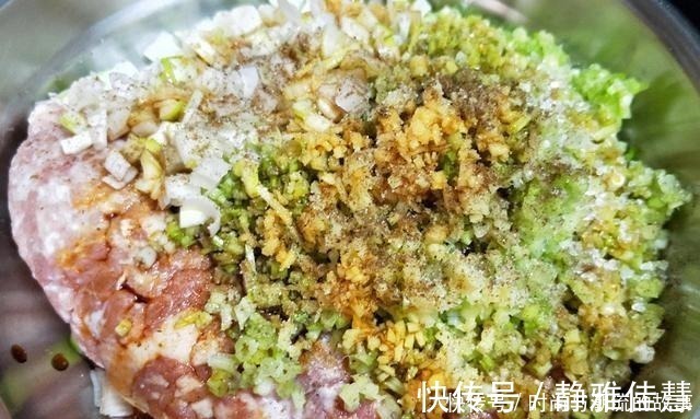 调猪肉馅时,掌握这3个关键技巧,肉馅软嫩多汁,不柴不硬更入味