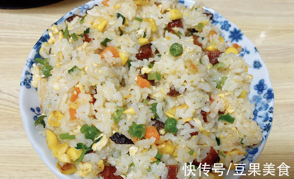 想要滋阴补血吗？这道五彩缤纷的腊肠炒饭少不了