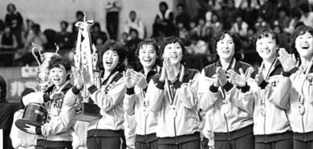 女排精神|2013年陈招娣因病离世,郎平追悼会上泣不成声:下辈子还一起打球