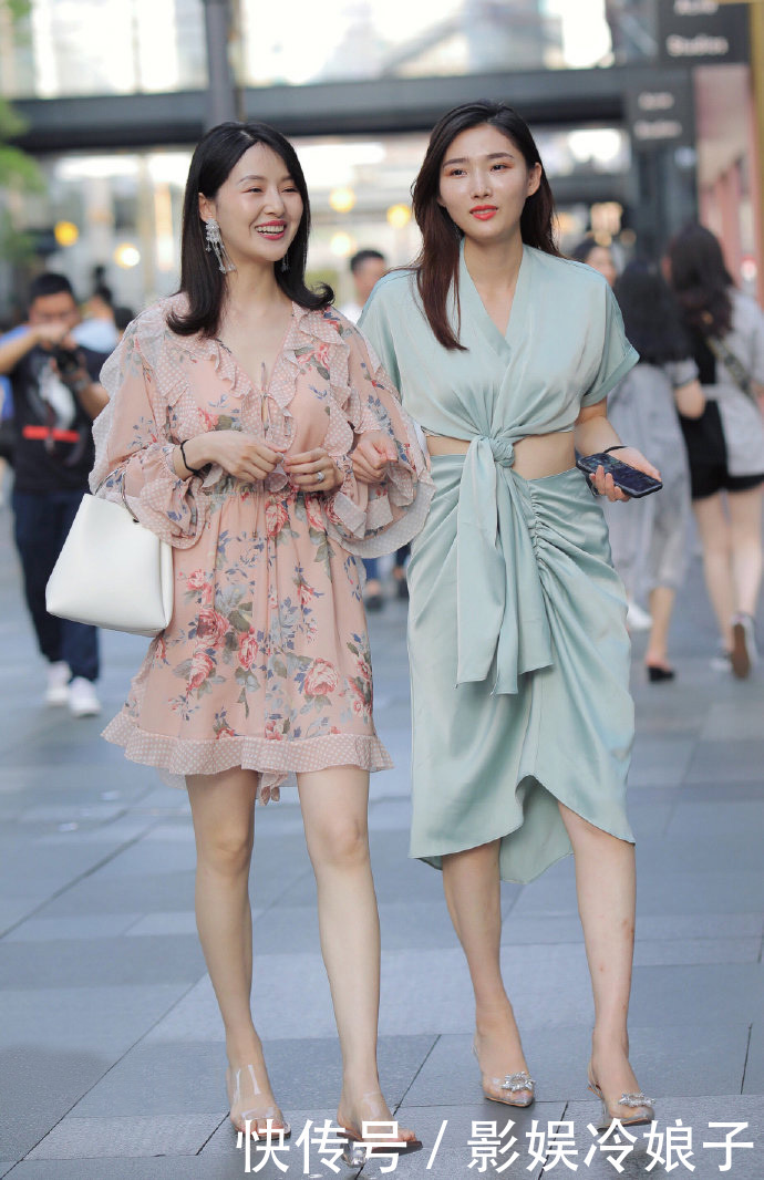 和款式精致的装扮一起，打造靓丽造型，将时尚进行到底