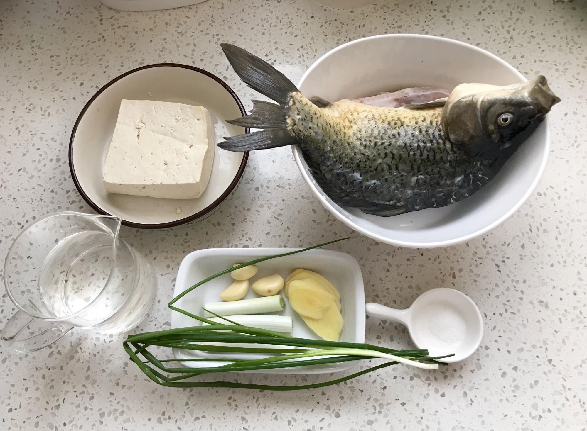 在家做鲤鱼豆腐汤，关键就是这1步，做对了汤浓奶白，肉质鲜美