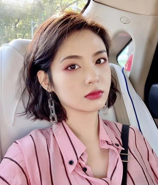 编发|时尚发型有哪些?锁骨发百搭有气质,发带是一个不错的选择