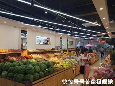 店员|孩子在超市里打碎一盒鸡蛋，店员要求10倍赔偿，母亲的做法被称赞