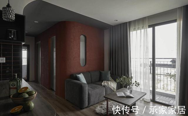 兄弟俩|兄弟俩合资买套小公寓,没有多余的家具,全屋黑红灰看起来很高级