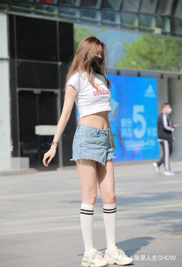 少女心 白色超短T恤搭配蓝色牛仔裤,休闲高雅,少女心十足