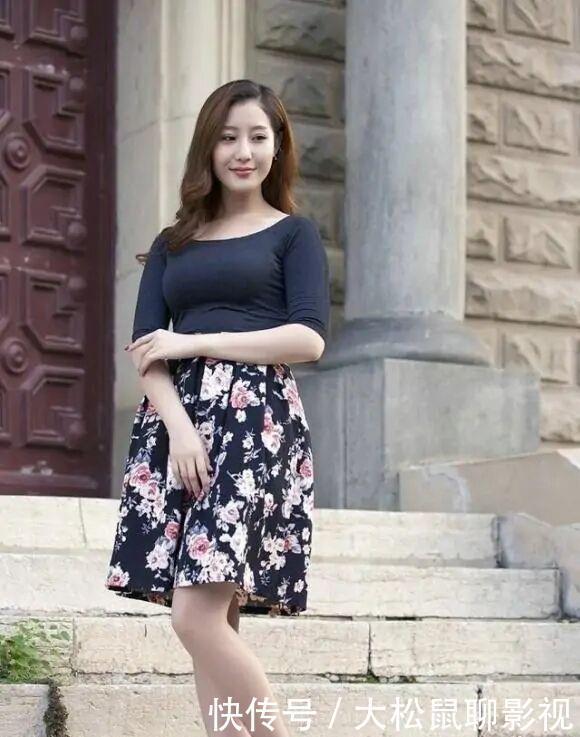 身材|美女的穿搭很难懂,身材圆润并不在意,勒出“游泳圈”尴尬了!