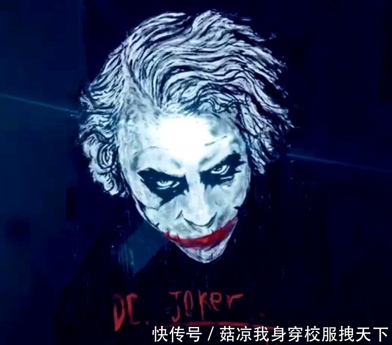 闪光灯$美术生把口红涂在镜子上,没想到打开闪光灯后,网友:真是厉害